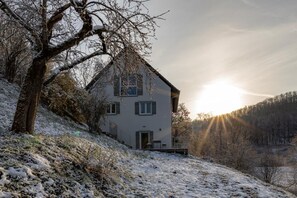 Exterior - Cottage in the countryside with fireplace, sauna, breathtaking view of the valley, several terraces, 1500sqm plot 1.6m high fenced. (Gerabronn)