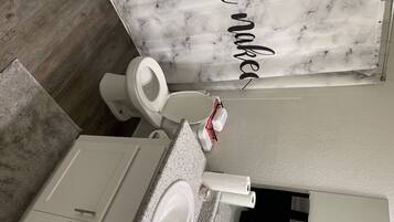 Ensemble douche/baignoire, serviettes fournies, savon, papier toilette