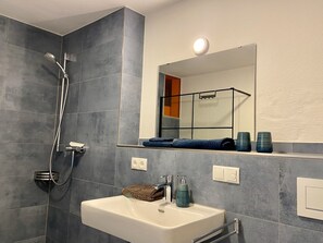Hair dryer, towels - Vacation apartment Galerie Rosenstrasse - modern oasis of well-being close to the lake (Kressbronn)