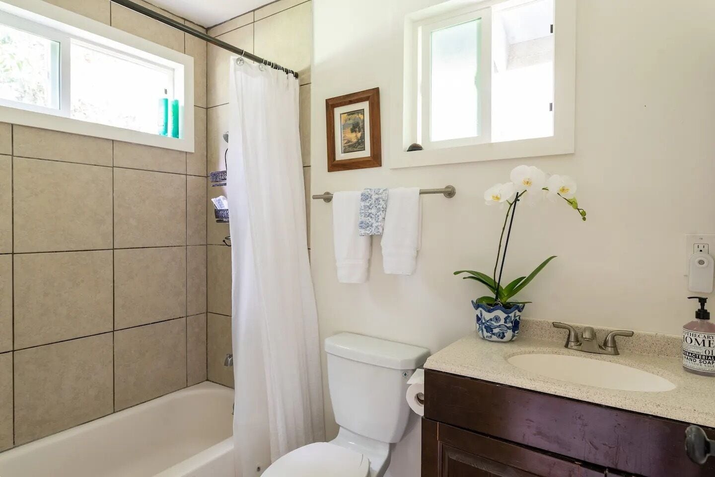 Ensemble douche/baignoire, sèche-cheveux, serviettes fournies, savon