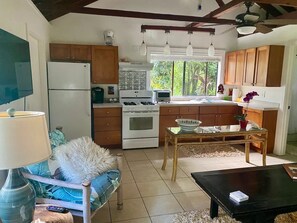 Kühlschrank, Ofen, Herdplatte, Wasserkocher mit Kaffee-/Teezubehör