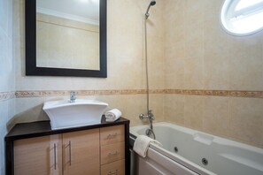 Douche, séchoir à cheveux, serviettes fournies