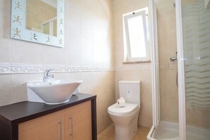 Dusj, hårføner og håndklær