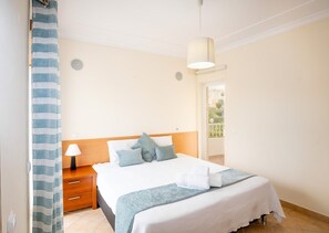 2 bedrooms, in-room safe, iron/ironing board, free WiFi