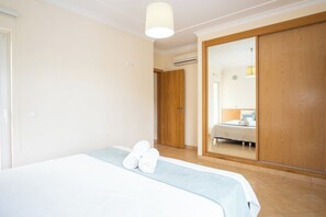 2 bedrooms, in-room safe, iron/ironing board, free WiFi
