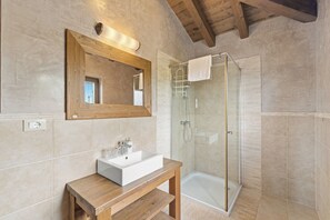 Baignoire, sèche-cheveux, serviettes fournies, savon