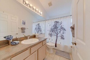 Ensemble baignoire-douche, séchoir à cheveux, serviettes fournies, savon