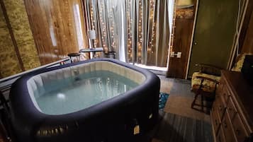 Hot tub spa room with full size bed (ADULTS ONLY) | Individually decorated, individually furnished, desk, laptop workspace