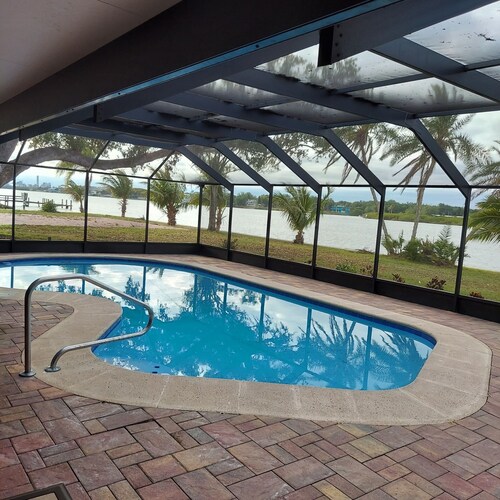 Discount offer From Sept. to May. Beautiful Pool Home, with views of the bay, 