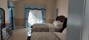 6 bedrooms, iron/ironing board, WiFi - Discount offer From Sept. to May. Beautiful Pool Home, with views of the bay,  (Gibsonton)