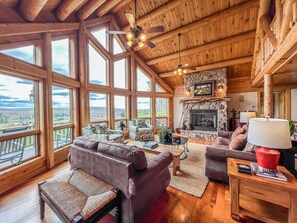 Smart TV, chimenea, reproductor de DVD y libros 