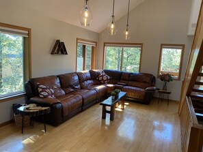 Smart TV, fireplace - Folding Mountain Chalet - Jasper East (Hinton)