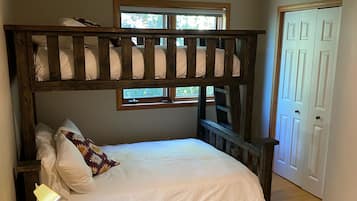 4 dormitorios, cuna de viaje, wifi gratis y ropa de cama