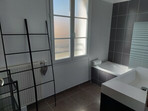 Badewanne, Haartrockner, Handtücher, Seife