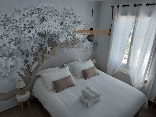 Maison paisible, 3 chambres climatisées à l'etage, piscine privée jardin clos 