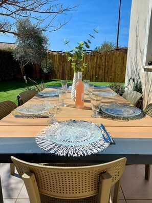 Outdoor dining - Peaceful house, 3 air-conditioned bedrooms upstairs, private pool, enclosed garden (Montélimar)