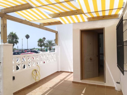 Casa con Terraza con Vistas al Mar, Primera Linea de Playa y Centro del Pueblo