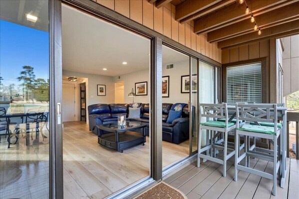 Outdoor dining - Greenside Getaway️! Walk to Clubhouse and Cradle! Panoramic Golf Views! (Pinehurst)