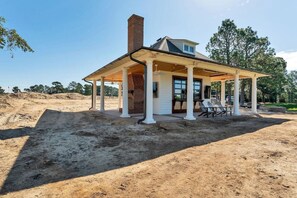 Exterior - Greenside Getaway️! Walk to Clubhouse and Cradle! Panoramic Golf Views! (Pinehurst)