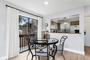 Dining - Greenside Getaway️! Walk to Clubhouse and Cradle! Panoramic Golf Views! (Pinehurst)