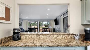 KĂŒhlschrank, Mikrowelle, Ofen, Herdplatte