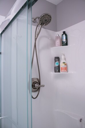Dusche, Haartrockner, Handtücher, Seife