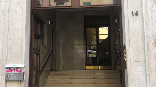 A building entrance with a set of wooden stairs leading up to a door. - Comfy apartment with 4 double bedrooms, 4 bathrooms and a fully equipped kitchen (Roma)