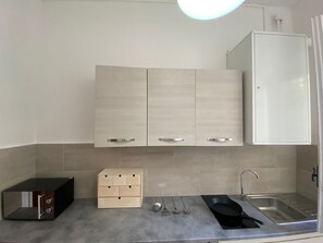 Réfrigérateur, micro-ondes, plaque de cuisson, cafetière/bouilloire