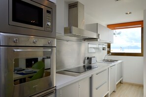 Fridge, microwave, oven, coffee/tea maker