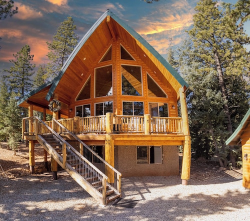 Gorgeous Chalet Cabin w/NEW HOT TUB near National Parks and loaded w'/Amenities!
