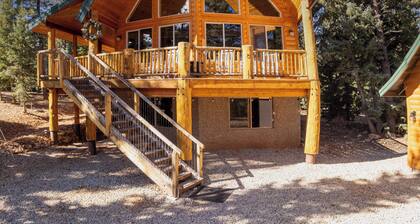 Gorgeous Chalet Cabin w/NEW HOT TUB near National Parks and loaded w'/Amenities!