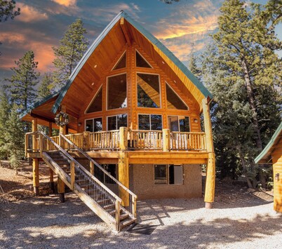 Gorgeous Chalet Cabin w/NEW HOT TUB near National Parks and loaded w'/Amenities!