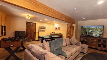 Een smart-tv, een open haard, een videogameconsole en een dvd-speler