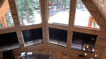 Una Smart TV, una chimenea, una consola de videojuegos