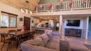 Een smart-tv, een open haard, een videogameconsole en een dvd-speler