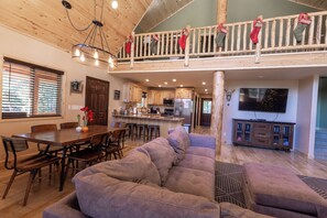 Smart TV, caminetto, console per videogiochi, lettore DVD