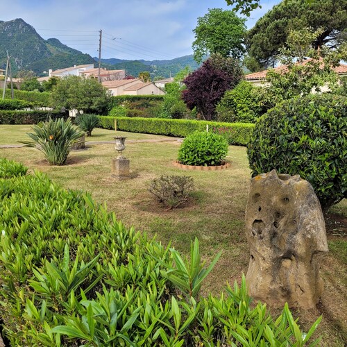 villa seule, de 170m2 au calme, piscine, 2700m2 de terrain, près  tous commerces