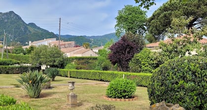 villa alone, 170m2 in a quiet area, swimming pool, 2700m2 of land, near all shops