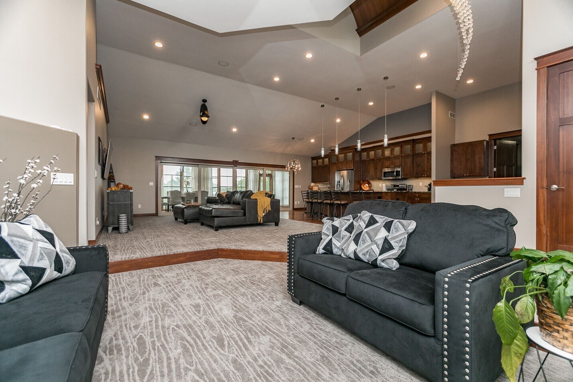 Luxury 3-Bed VRBO in Cedar Rapids, IA! Sleeps 10. Book Now!