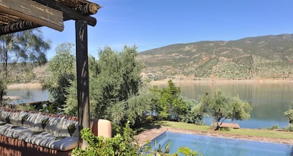 Charming villa on the lake with pool
