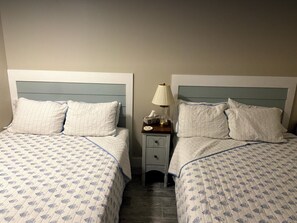 2 chambres, bureau, fer et planche à repasser, lit parapluie