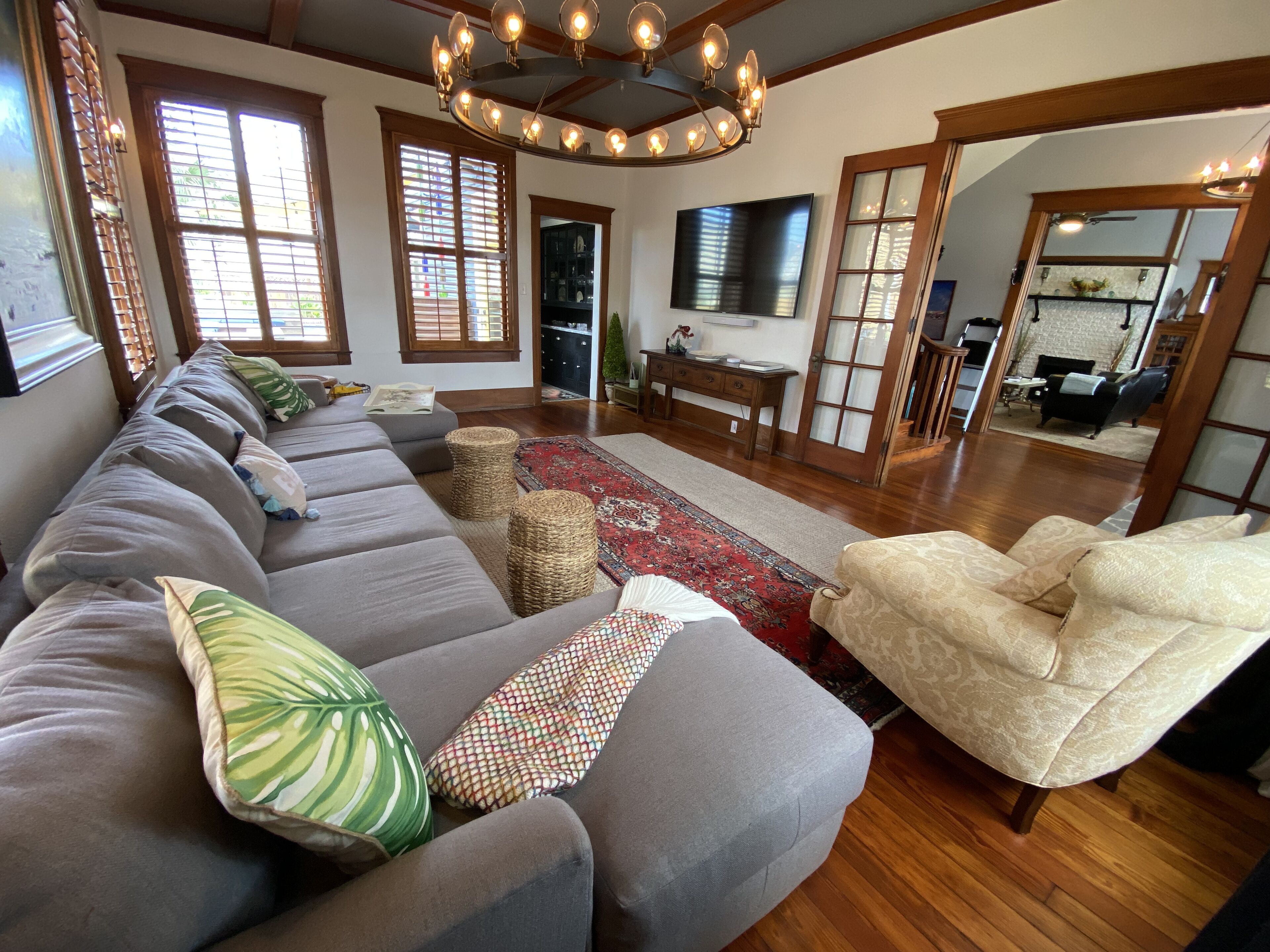 Smart-TV, Bücher, Stereoanlage