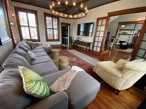 Smart TV, libros y estéreo