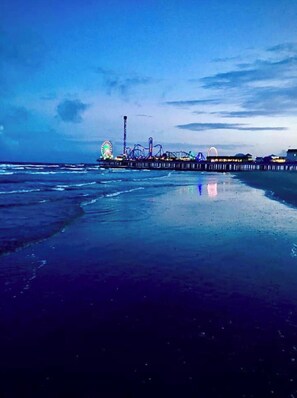 Playa en los alrededores, camastros y toallas de playa