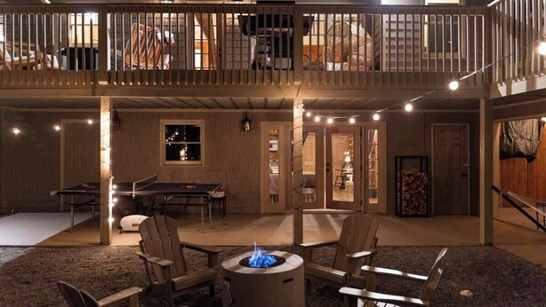Un vaste espace extérieur doté d’un foyer, de sièges et d’un balcon couvert.
