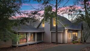 Une maison moderne dotée d’un porche abrité et d’une entrée bien éclairée.