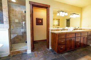 Bathtub, hair dryer - Experience luxury at Bluebird Day - Drake Escape, a spacious 4BR home in picturesque Bend, OR. (Bend)