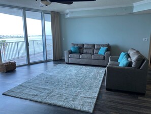 Living area - 3/3 with grill on balcony, amazing views, bay front  (Orange Beach)