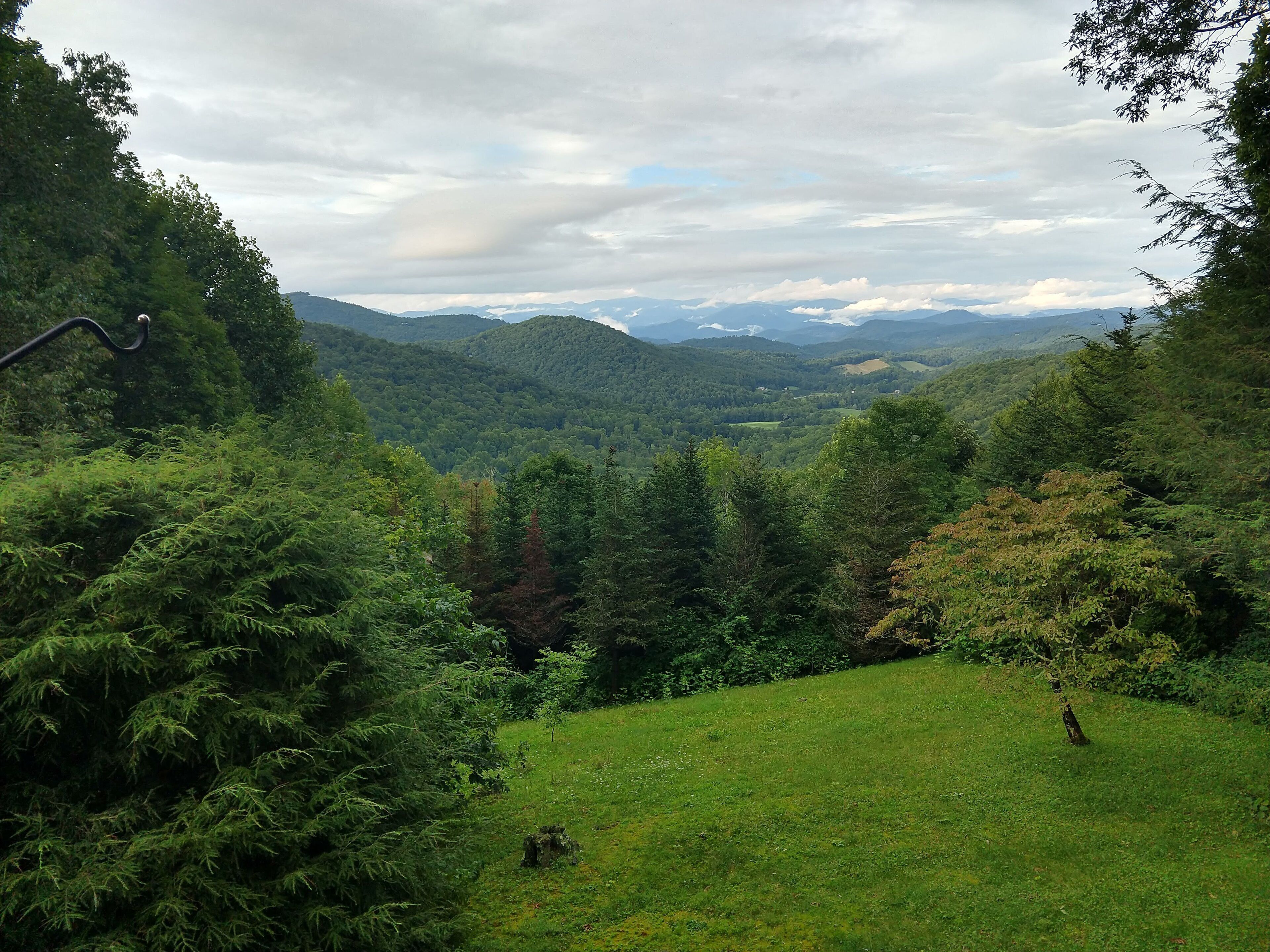 Comfortable cabin with huge decks and lawn to enjoy the breathtaking scenery