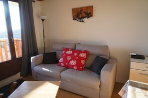 Televisión, futbolito, estéreo